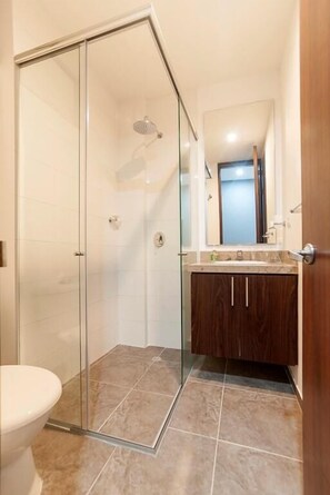 Apartamento standard, 1 quarto, vista para a cidade | Banheiro | Chuveiro, toalhas de banho