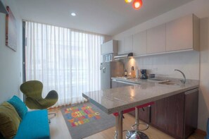 Réfrigérateur, four à micro-ondes, cafetiÚre-théiÚre