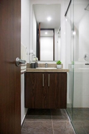 Standaard appartement, 1 slaapkamer | Badkamer | Een douche, handdoeken