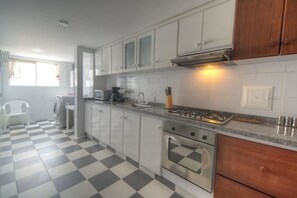 Departamento estándar, 1 habitación, vista al jardín | Cocina privada | Refrigerador, microondas y cafetera y tetera 