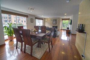 Standard-Apartment, 1 Schlafzimmer, Gartenblick | Wohnbereich