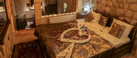 (101) Deluxe Cave & Stone Suite | 埃及棉床单、高档床上用品、羽绒被、记忆海绵床垫