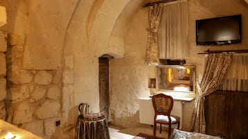 (101) Deluxe Cave & Stone Suite | Egyptian cotton sheets, premium bedding, down duvets, memory-foam beds