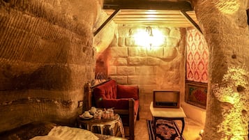 (104) Deluxe Cave Suite | Egyptian cotton sheets, premium bedding, down duvets, memory-foam beds