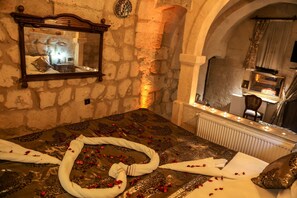 (101) Deluxe Cave & Stone Suite | Egyptian cotton sheets, premium bedding, down comforters - Goreme Palace Cave Suite (Nevsehir)