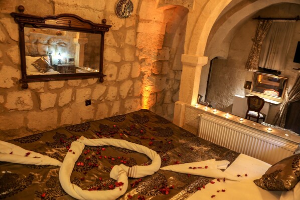 (101) Deluxe Cave & Stone Suite | Egyptian cotton sheets, premium bedding, down comforters - Goreme Palace Cave Suite (Nevsehir)
