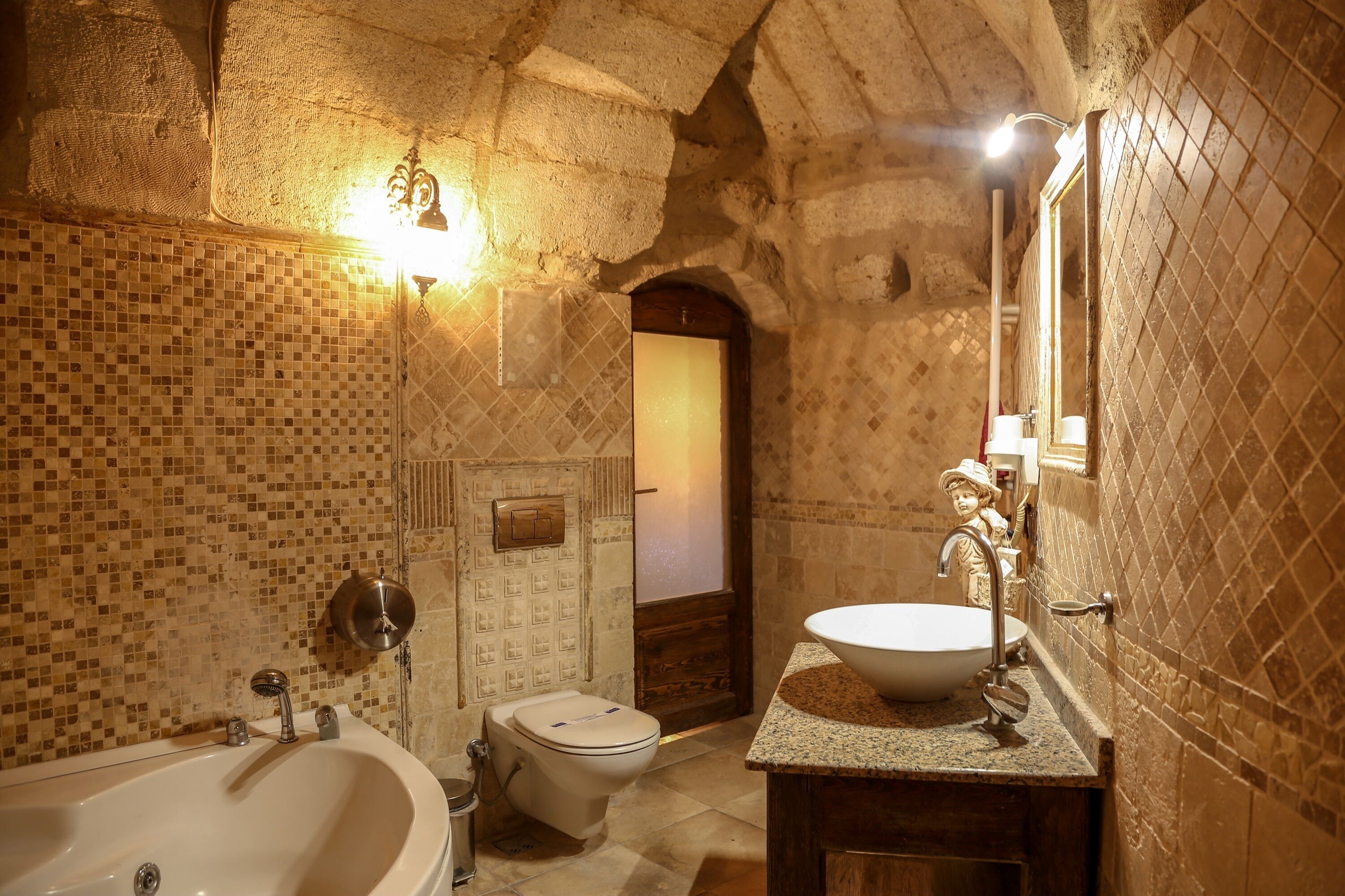 (101) Deluxe Cave & Stone Suite | Badkamer | Gratis toiletartikelen, een haardroger, pantoffels, handdoeken