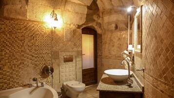 (101) Deluxe Cave & Stone Suite | Badkamer | Gratis toiletartikelen, een haardroger, pantoffels, handdoeken