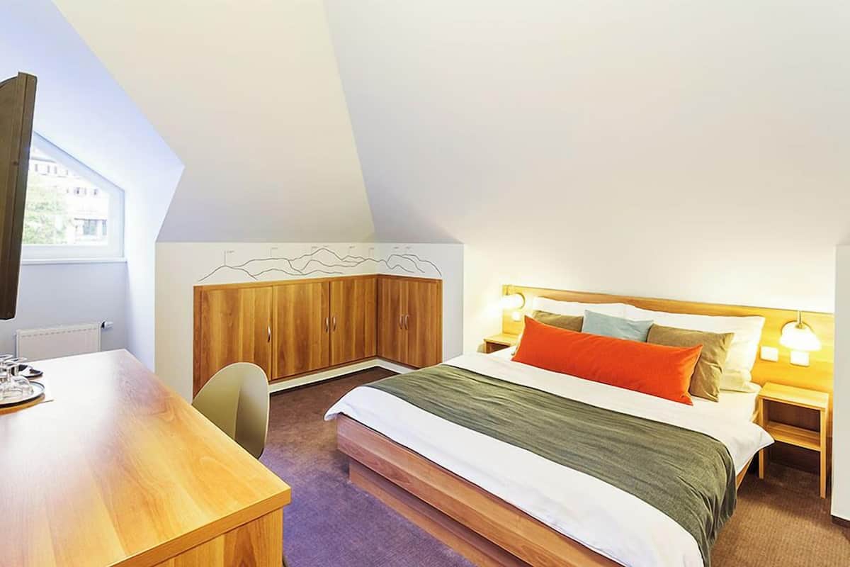 Familienzimmer | Minibar, Zimmersafe, Schreibtisch, Verdunkelungsvorhänge