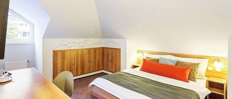 Family Room | Minibar, in-room safe, desk, blackout drapes