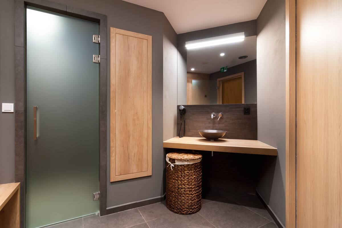 sauna, hot tub, steam room, hot stone massages, sports massages