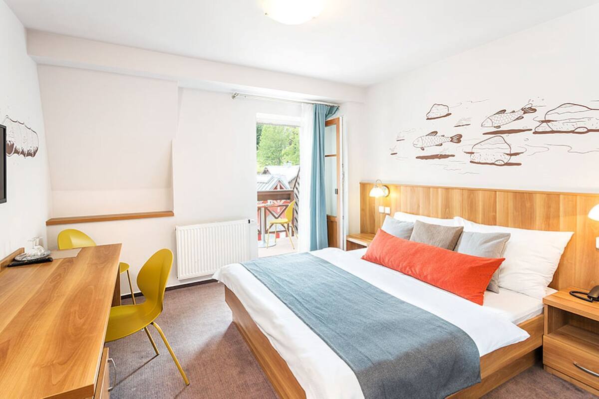 standard double room, balcony | minibar, in-room safe, desk, blackout curtains