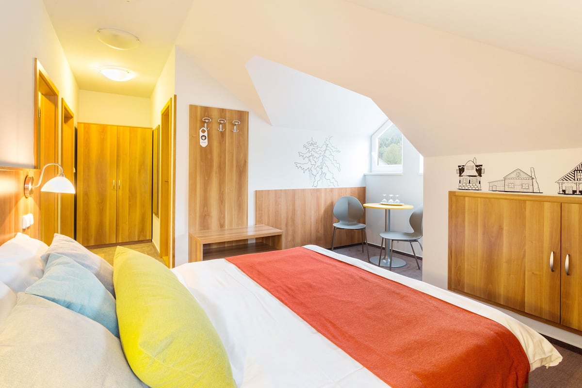 Minibar, coffres-forts dans les chambres, bureau, rideaux occultants
