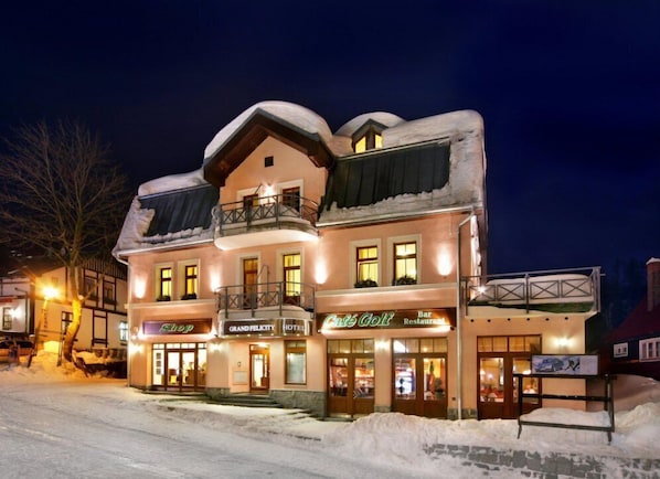 Fassade der Unterkunft – Abend/Nacht