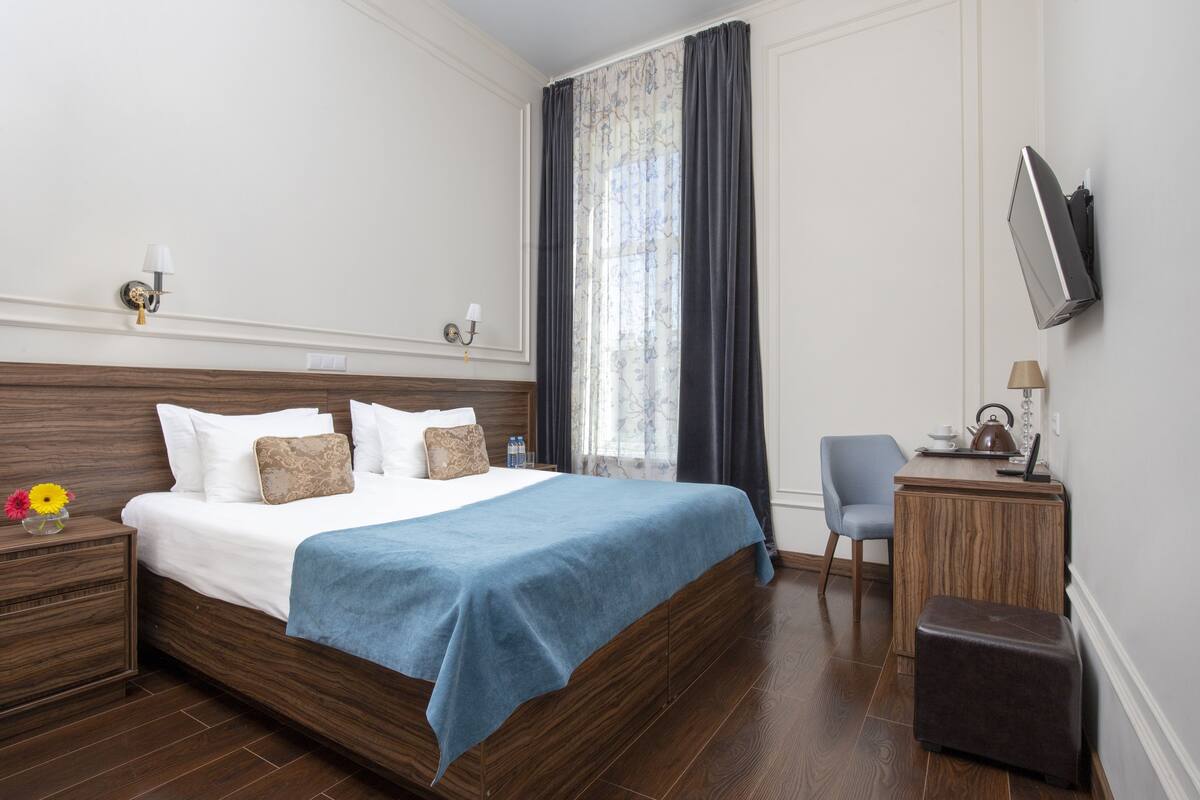1 bedroom, premium bedding, in-room safe, desk
