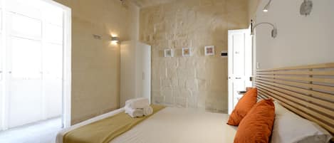 Double Room, City View (Lovely House. Valletta) | Balcony