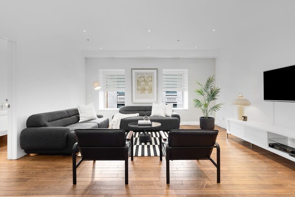 Exclusive Apartment, 2 Bedrooms (302) | Egyptian cotton sheets, premium bedding, pillow-top beds, minibar