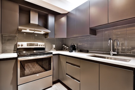 传统公寓, 2 间卧室, 厨房 (402) | 私人厨房 | 冰箱、微波炉、烤箱、炉灶