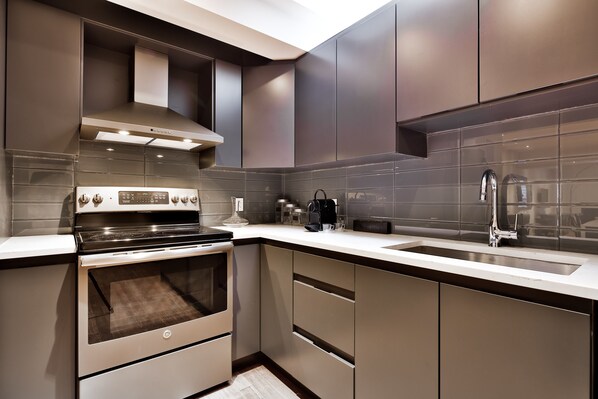 Traditional Apartment, 2 Bedrooms, Kitchen (402) | Private kitchen