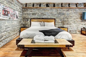 Egyptian cotton sheets, premium bedding, pillowtop beds, minibar - The SFX Old Port (Montreal)