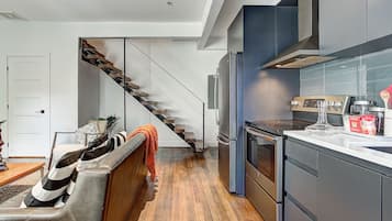 Superior Apartment, 2 Bedrooms (304) | Private kitchen | Fridge, microwave, oven, stovetop