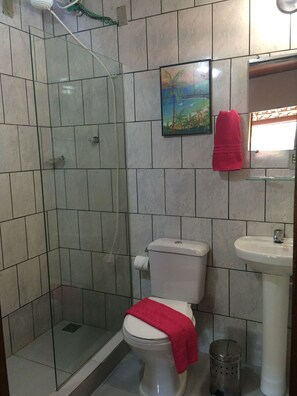 Apartamento standard | Banheiro | Chuveiro, toalhas de banho