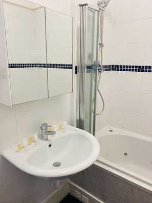 Habitación cuádruple | Baño | Amenidades de baño gratuitas, secadora de cabello, toallas 