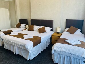 Habitación cuádruple | Tabla de planchar con plancha, wifi gratis y ropa de cama 