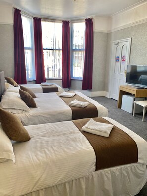 Iron/ironing board, free WiFi, bed sheets - The Grosvenor House (Clacton-on-Sea)