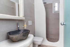 Habitación Grand | Baño | Ducha, secador de pelo y toallas