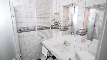 Tweepersoonskamer, tuin | Badkamer | Een douche, gratis toiletartikelen, een haardroger, handdoeken