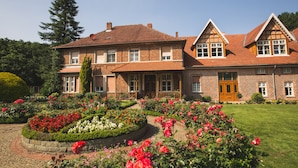 A large brick house with a garden in front. - Landhaus Schulze Osthoff (Warendorf)