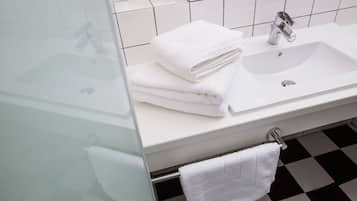 Ducha, artículos de tocador gratuitos, secador de pelo, toallas