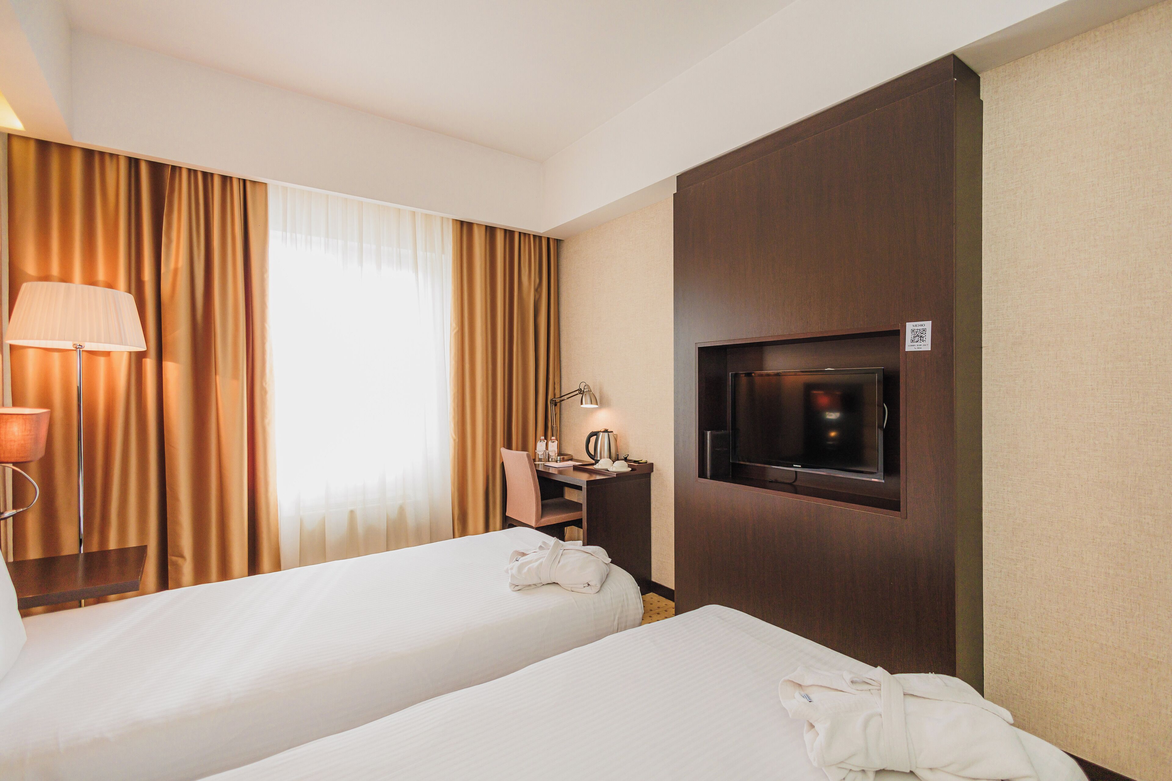 Minibar, caja de seguridad en la habitación y escritorio 