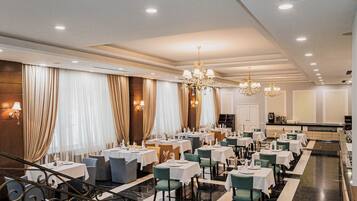 Breakfast, lunch, dinner served; international cuisine