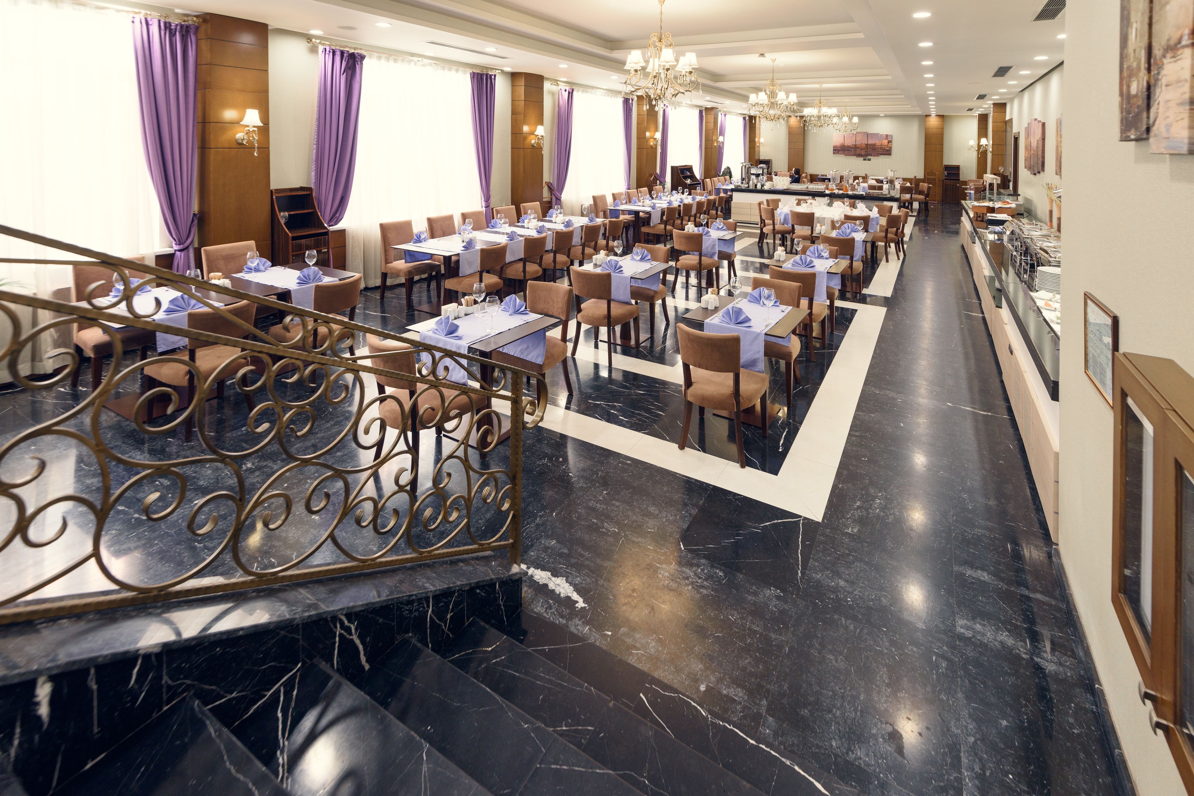 breakfast, lunch, dinner served; international cuisine