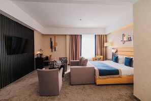 奢華雙人房, 1 間臥室 | 迷你吧、房內夾萬、書桌、遮光窗簾/窗簾