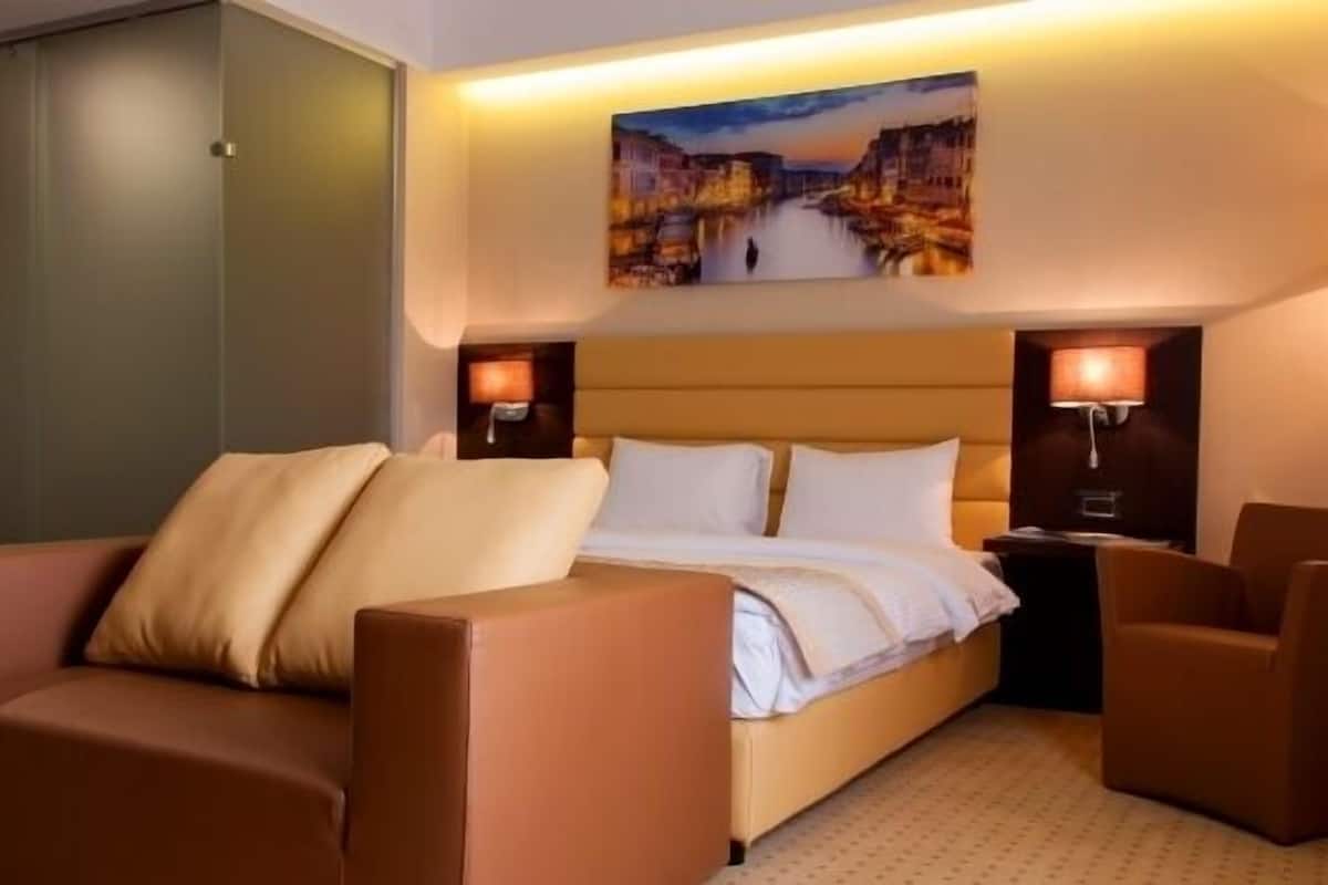 deluxe room | living room | lcd tv