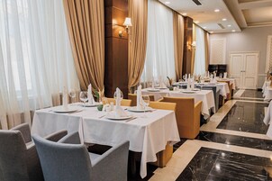 Se sirven desayunos, almuerzos y cenas; cocina internacional