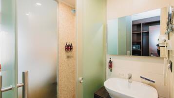 Douche, articles de toilette gratuits, sèche-cheveux, peignoirs