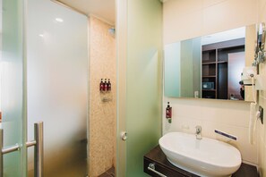 Regadera, amenidades de baño gratuitas, secadora de cabello, batas 