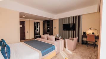 Luksus-dobbeltrom, 1 soverom | Minibar, safe på rommet, skrivebord og blendingsgardiner