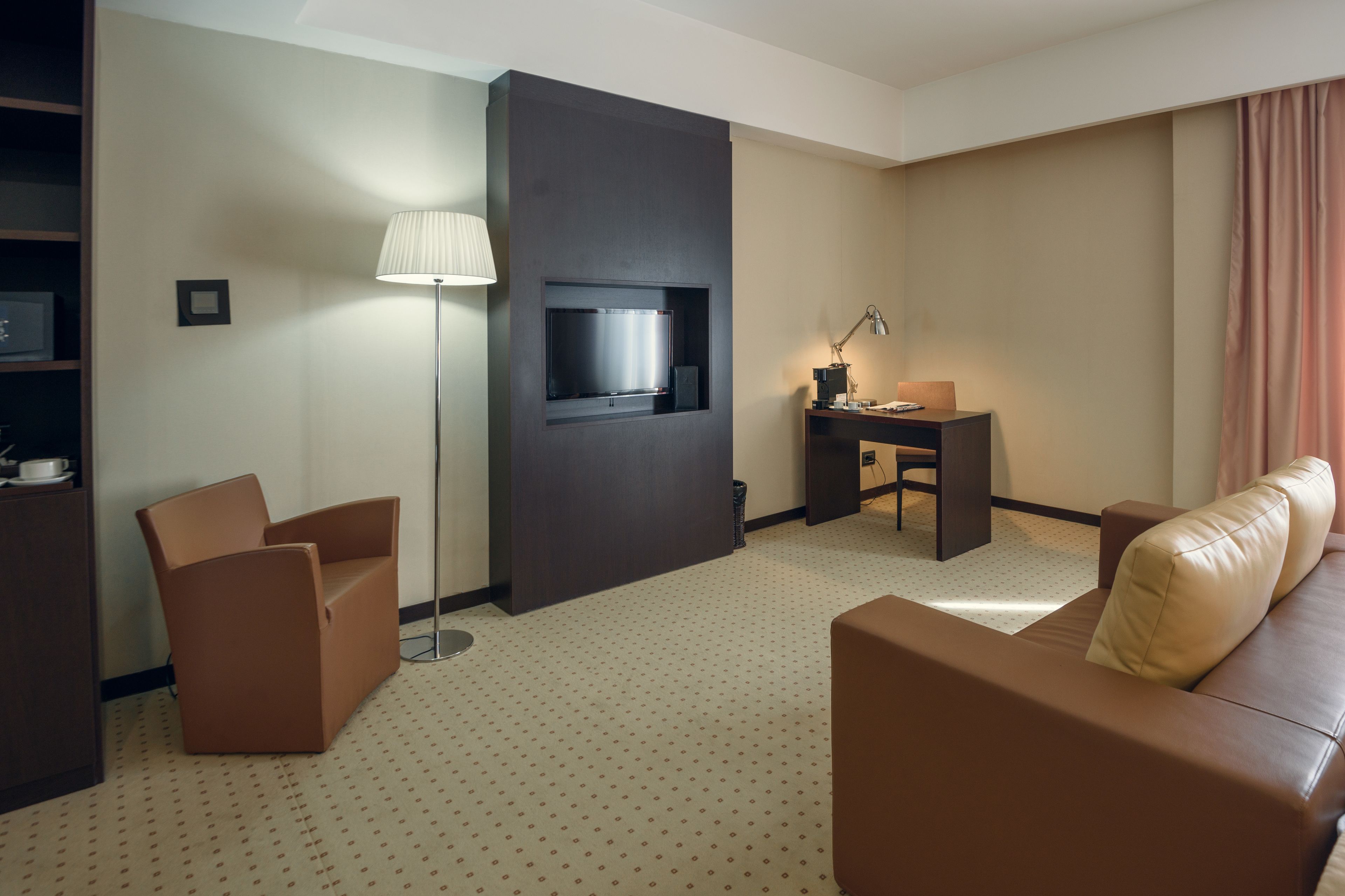 deluxe room | minibar, in-room safe, desk, blackout curtains