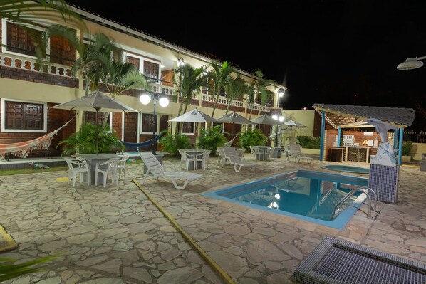 Outdoor pool, pool umbrellas, pool loungers - Flat do Golfinho (Tamandaré)