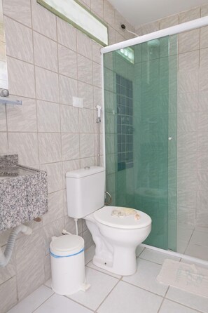 Shower, free toiletries, towels - Flat do Golfinho (Tamandaré)