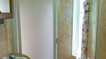 Shower, free toiletries, towels