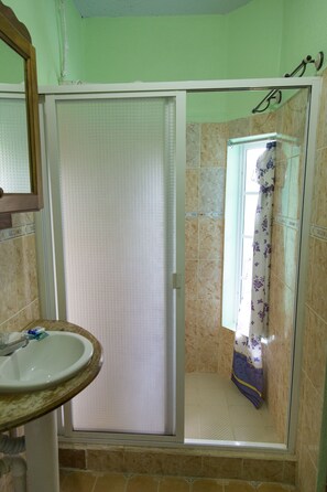 Shower, free toiletries, towels