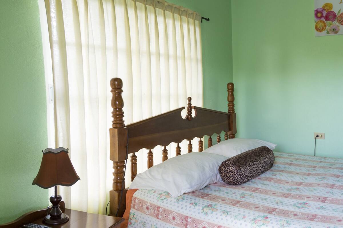 Escritorio, wifi gratis, ropa de cama