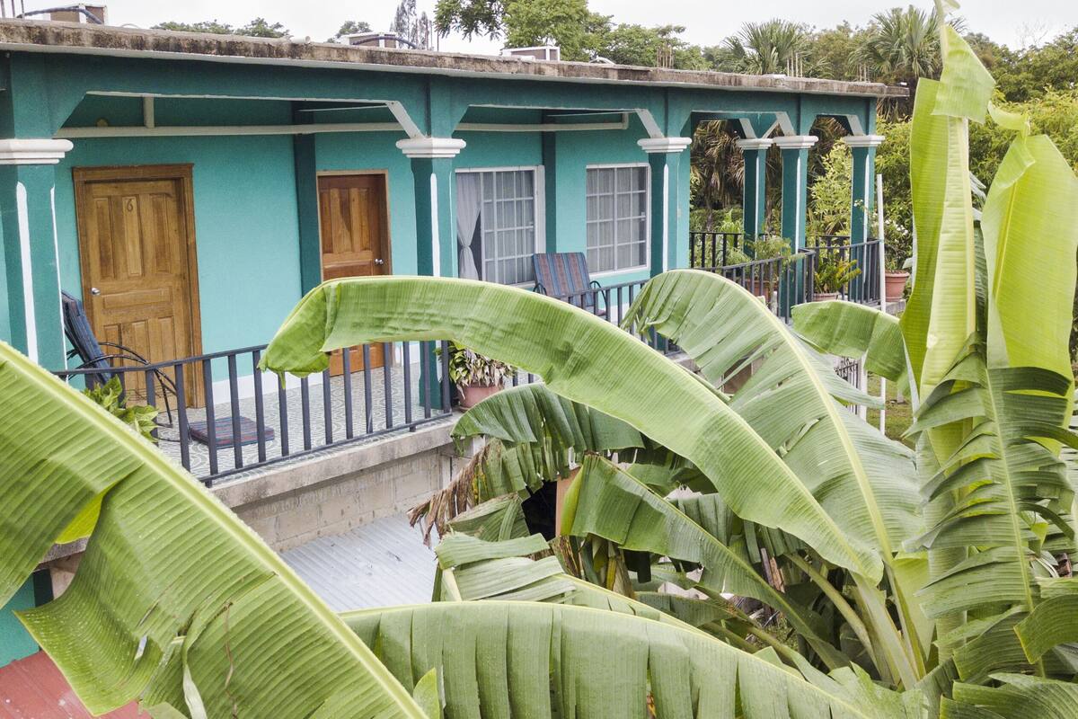 Habitación triple básica, varias camas, balcón | Escritorio, wifi gratis, ropa de cama