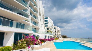 A modern hotel with a pool and ocean view. - Naos Luxury Rents (Panama City)